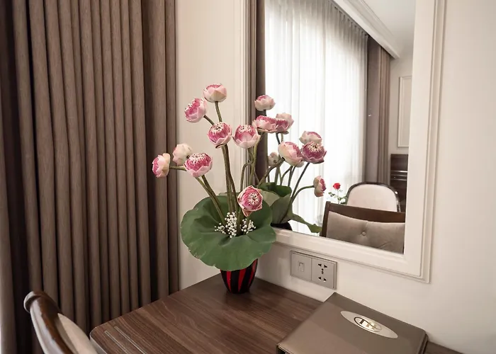Hillary Hanoi Hotel With Outdoor Swimming Pool